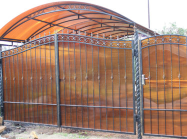забор из поликарбоната с распашными воротами и калиткой